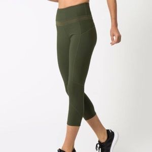 BNWOT! MPG Extra High Waisted Pocket Capri Leggings